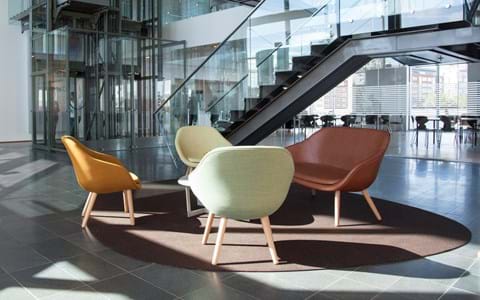 løst tæppe i filt på kontor